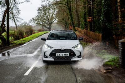 Toyota Yaris Hybrid - front