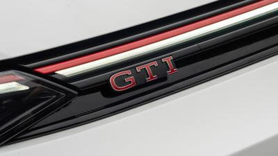 Mk8.5 Volkswagen Golf GTI, grille badge