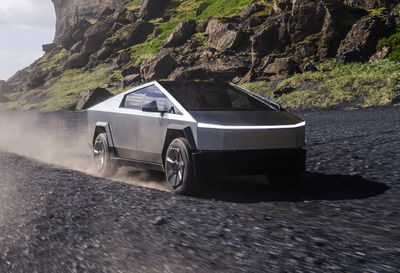 Tesla Cybertruck - front