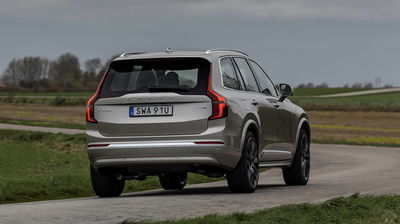 Volvo XC90 - rear, driving