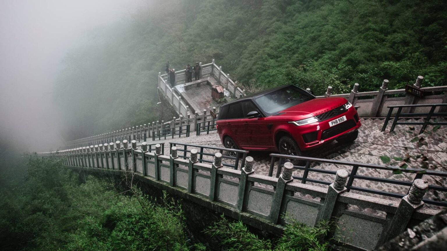 Watch This Chinese SUV Epically Fail To Copy Land Rover’s Staircase Stunt