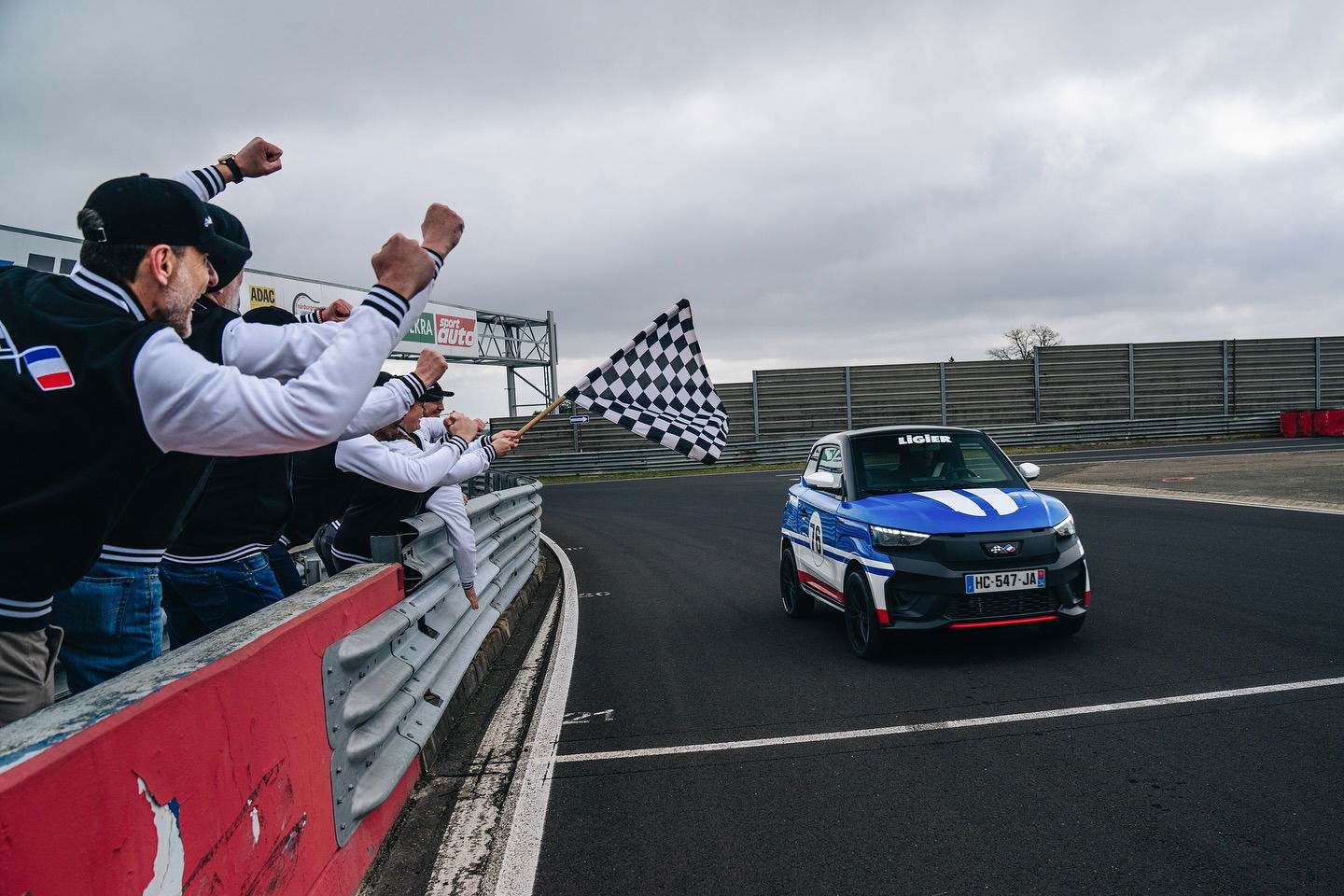 Fair play to the people waiting at the finish line, it looks chilly!